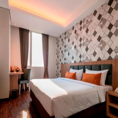 Hotel 88 Itc Fatmawati Jakarta By Wh Екстер'єр фото