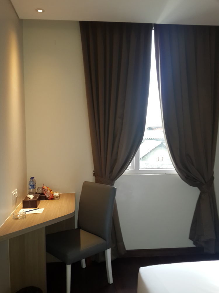 Hotel 88 Itc Fatmawati Jakarta By Wh Екстер'єр фото