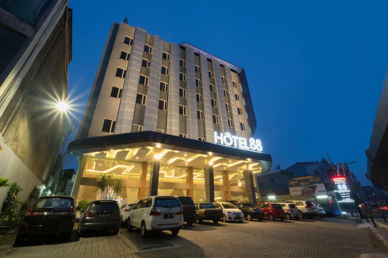 Hotel 88 Itc Fatmawati Jakarta By Wh Екстер'єр фото