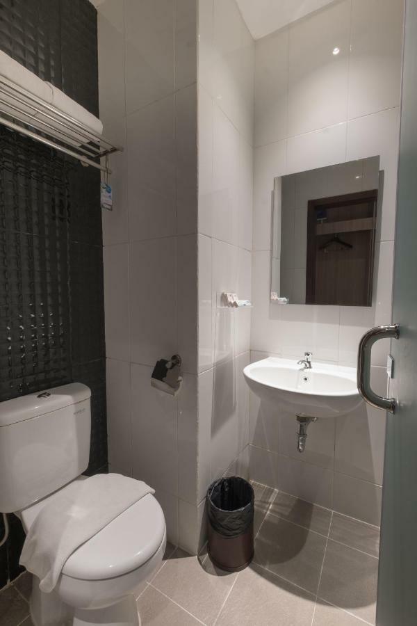 Hotel 88 Itc Fatmawati Jakarta By Wh Екстер'єр фото