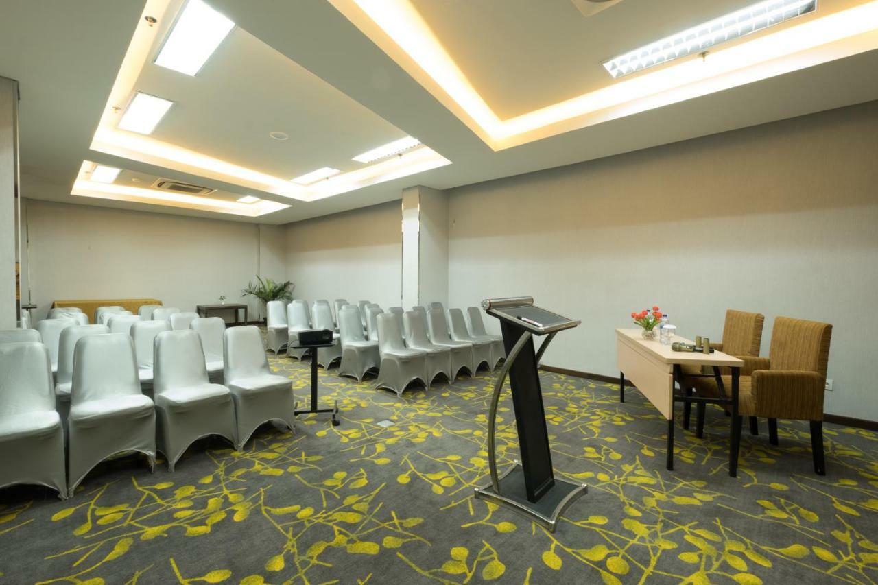 Hotel 88 Itc Fatmawati Jakarta By Wh Екстер'єр фото