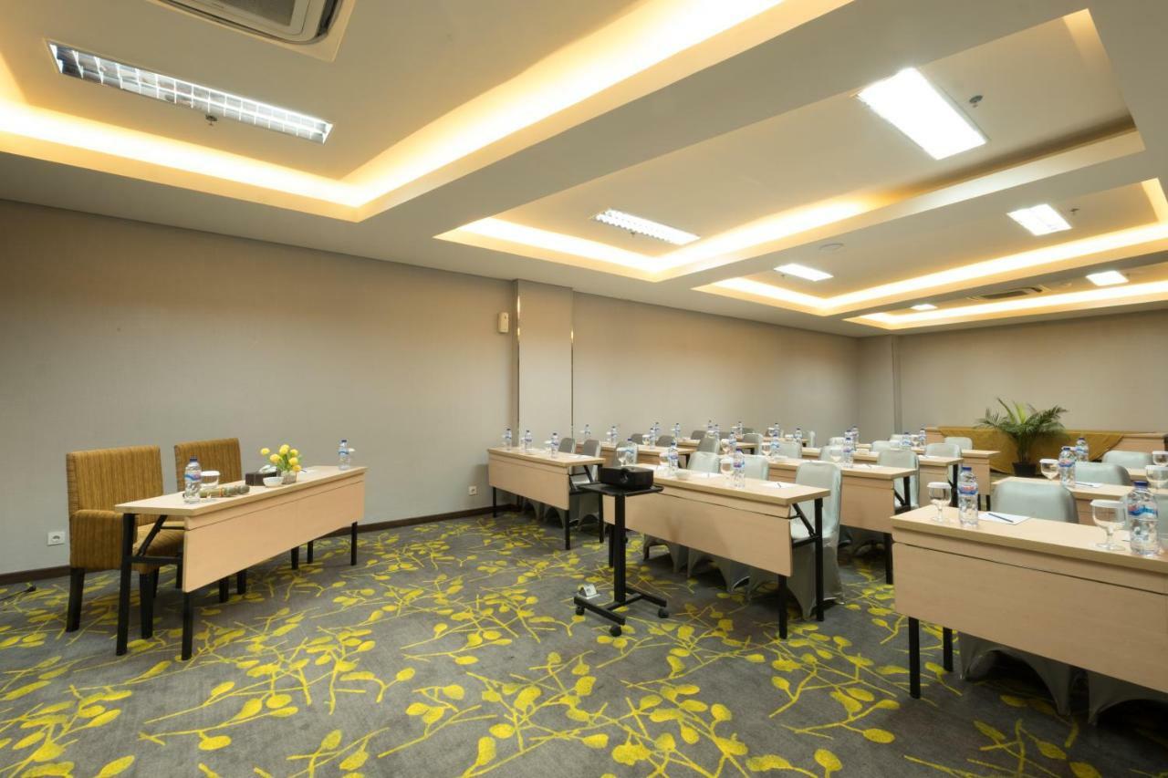 Hotel 88 Itc Fatmawati Jakarta By Wh Екстер'єр фото