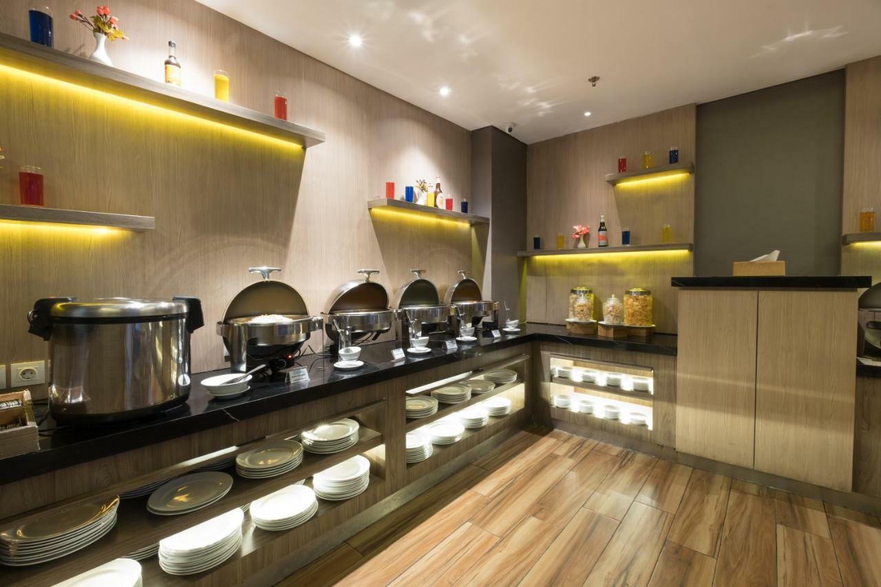 Hotel 88 Itc Fatmawati Jakarta By Wh Екстер'єр фото