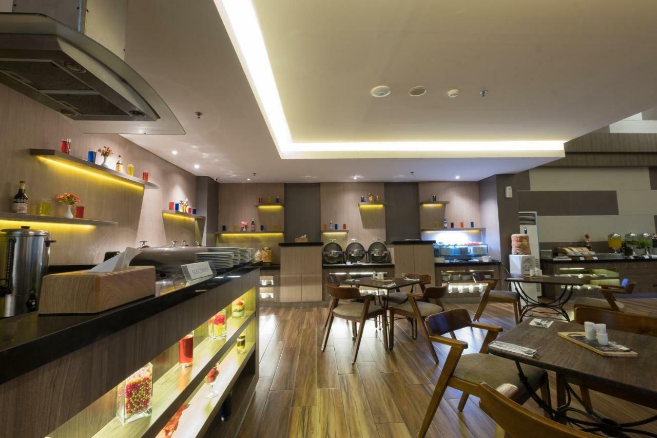 Hotel 88 Itc Fatmawati Jakarta By Wh Екстер'єр фото