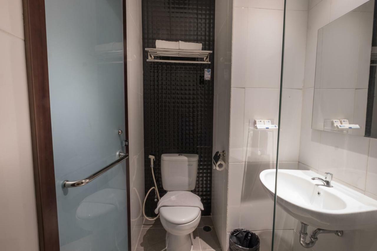 Hotel 88 Itc Fatmawati Jakarta By Wh Екстер'єр фото